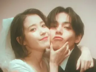 V (BTS), whose birthday is on the 16th, is spotted with a woman believed to be IU at a restaurant in Seoul