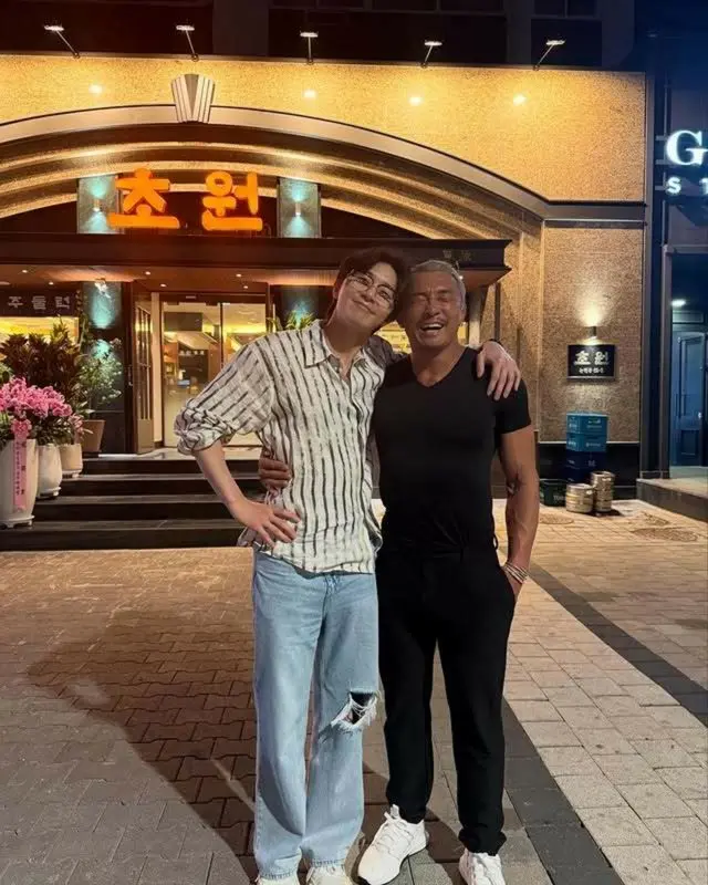 秋山成勲、パク・ソジュンと仲のいいツーショット…「私よりもっと男だった」