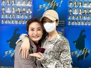 Song Hye Kyo hugs Park Kyung Lim and cheers her on