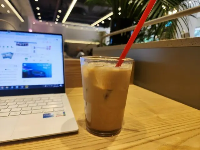 Shop owners angry at Democratic Party presidential candidate Lee Jae-myung's "cost of coffee is 120 won" comment: "I can't stand this" (South Korea)