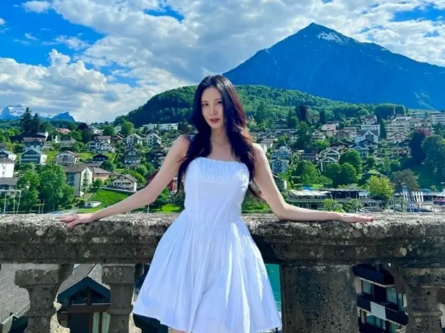 Seohyun (Girls' Generation), even in sneakers, has beautiful 11-figure legs... She's truly the most slender person in the entertainment industry