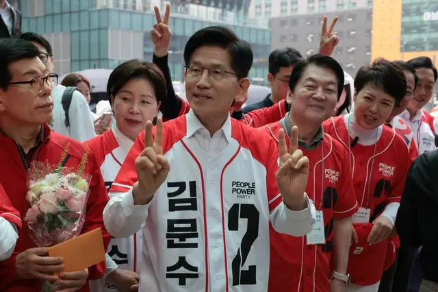 「求愛」する金文洙氏、「避ける」李俊錫氏＝韓国の「保守陣営」候補たち