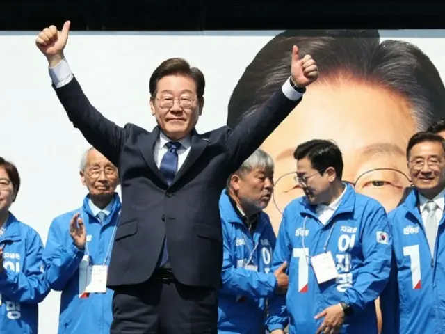 Democratic Party presidential candidate Lee Jae-myung calls out prosecutors who indicted former President Moon Jae-in, saying, "Are you crazy? You're creating a crime that doesn't exist" (South Korea)
