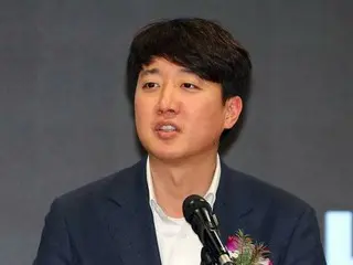 Kim Yong-tae, chairman of the People's Power Emergency Response Committee, tells Lee Jun-seok, the presidential candidate of the Reform New Party, "Let's move forward to victory in the presidential election with an overwhelming unification." (South Korea)
