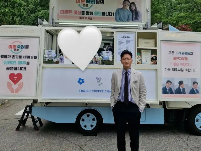 Jin Tae Hyeong, who is fighting cancer, says "Don't worry everyone"... Smiles in front of the coffee truck sent by his wife