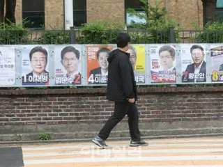 "Don't choose candidate OO" graffiti and prints at bus stop... Investigation requested = Jeju, South Korea