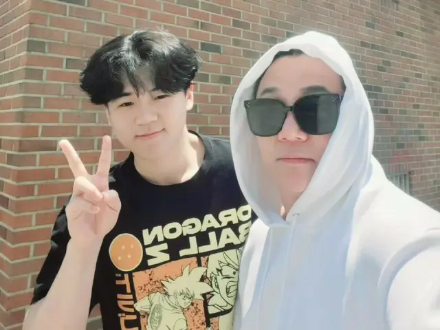 Yoon Min-soo (VIBE) visits his alma mater with his son Yoon-hoo, a student at a prestigious American university... "Everything has changed so much"