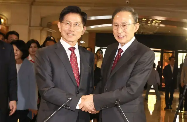 李明博元大統領、金文洙候補に会う…「最後まで一本化を」＝韓国