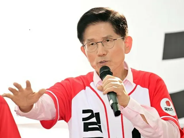 Kim Moon-soo, the People's Power presidential candidate, campaigns in his hometown of Yeongcheon, South Korea: "Considering 100 million won for each child born... additional employment points"