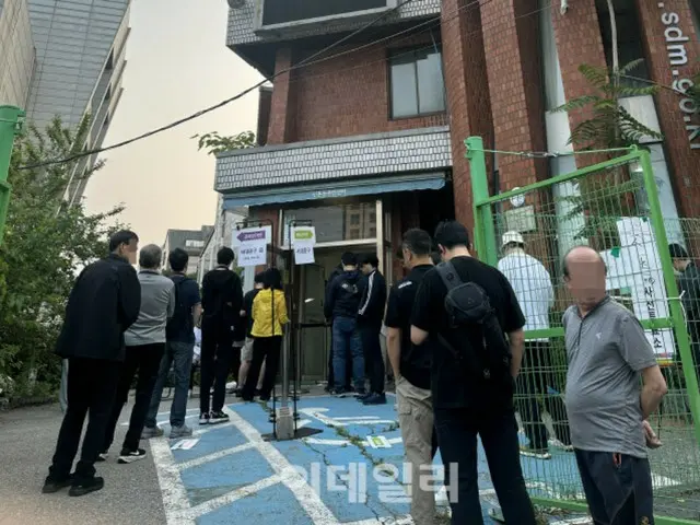 South Korean presidential election: First day of early voting... People line up at polling stations early in the morning