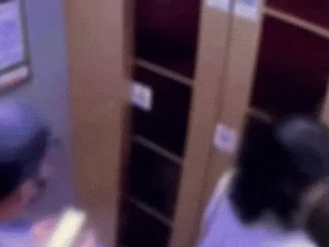 When the elevator doors opened, a man with knives in both hands appeared "right in front of me" (Korea)