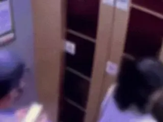 When the elevator doors opened, a man with knives in both hands appeared "right in front of me" (Korea)