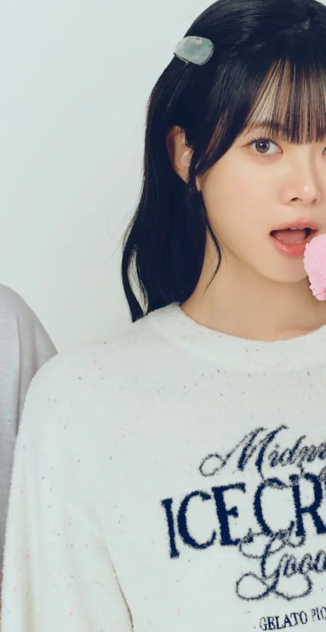 ホン・ウンチェ ICEジャガードプルオーバーのオフホワイトで、爽やかさを演出。グレーのソックスで引き締め、ヘアピンでキュートさをプラスすればメリハリのあるコーデに。