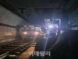 "Why won't you open the door?" Passengers trapped in subway yell - South Korea