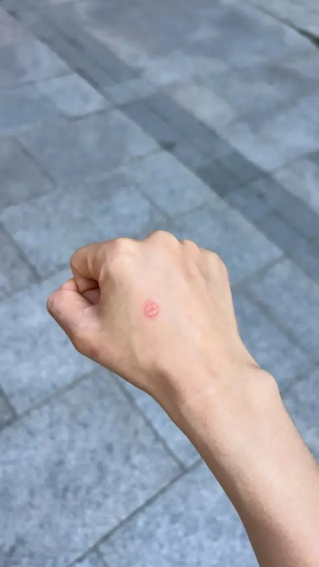 パク・シネ、手の甲にスタンプ