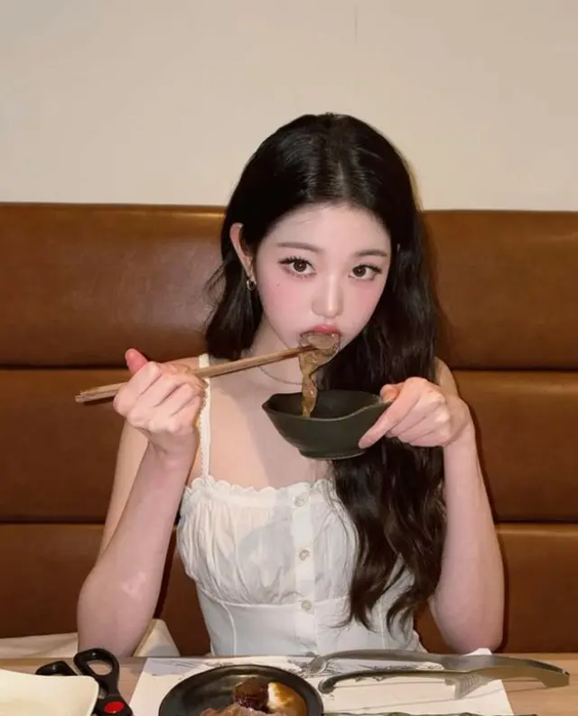 「IVE」チャン・ウォニョン、日本で焼き肉を満喫