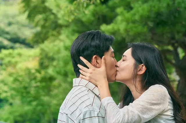 チュ・ジャヒョン＆イ・ムセン主演『あなたが眠る間』、記憶を失くした妻と秘密をもつ夫を捉えた場面写真解禁！3