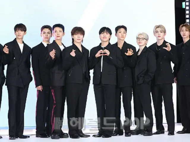 [Photo] "SEVENTEEN" greets the audience in dandy suits