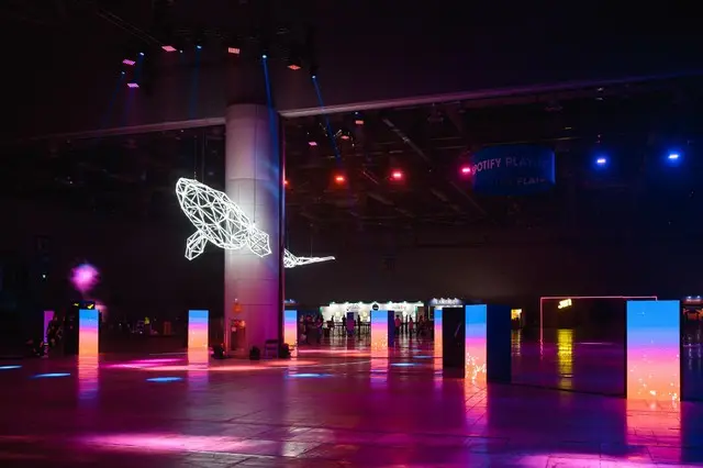 「WHALEPHOTO SPOT」とメンバーが選んだ「2025 FESTA」プレイリストをNFCで確認できる「SPOTIFY PLAY LIST」