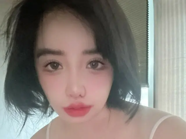 BOM (2NE1) takes a selfie in pajamas... her face is full of sleepiness