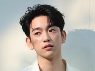 Jin Young (GOT7), captivating with his lake-like gaze... unique visuals