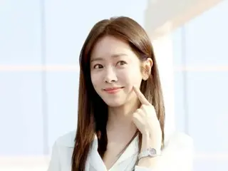 Actress Han JIMIN's angelic pointing pose makes hearts flutter... Her airport fashion is pure and innocent too