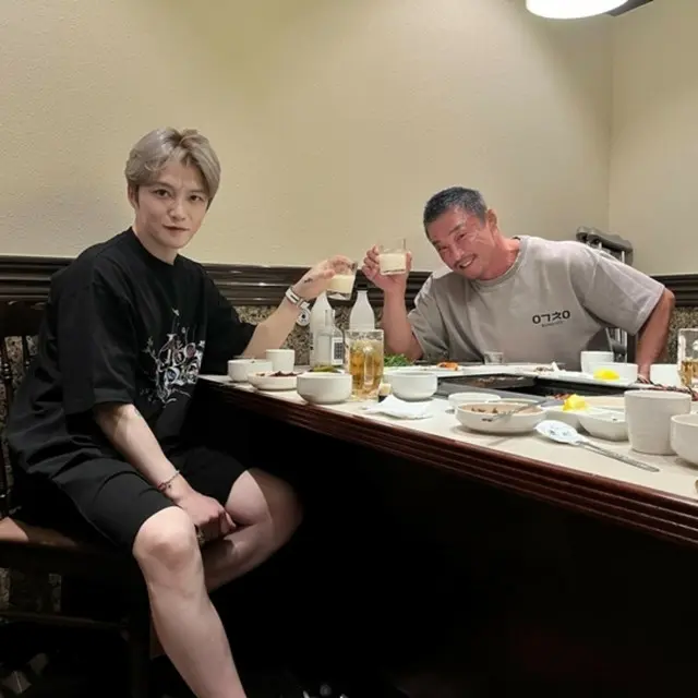 ジェジュン、秋山成勲に会った…「70歳になって旅行に行くなら健康でいよう」