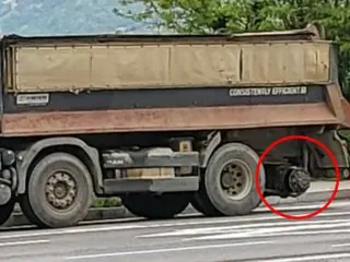 Dump truck tire comes off and hits high school girl directly... 46 days after being left unconscious (Korea)