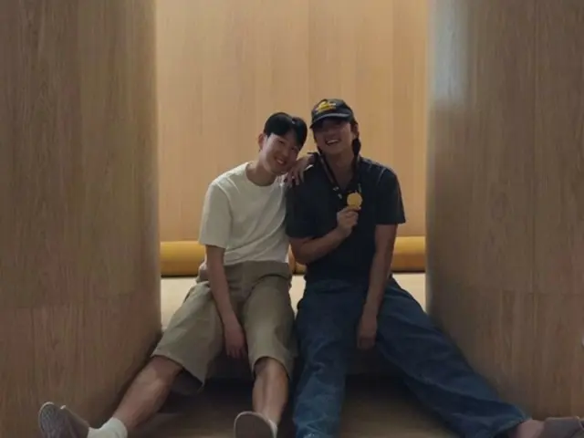 GongYoo and Son HeungMin share a heartwarming photo together... "I was able to win thanks to my older brother's support"