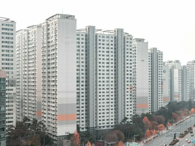 Car crashes into wall in apartment parking lot, two people in back seat killed (South Korea)