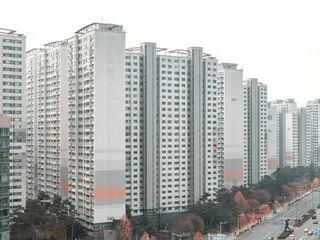 Car crashes into wall in apartment parking lot, two people in back seat killed (South Korea)