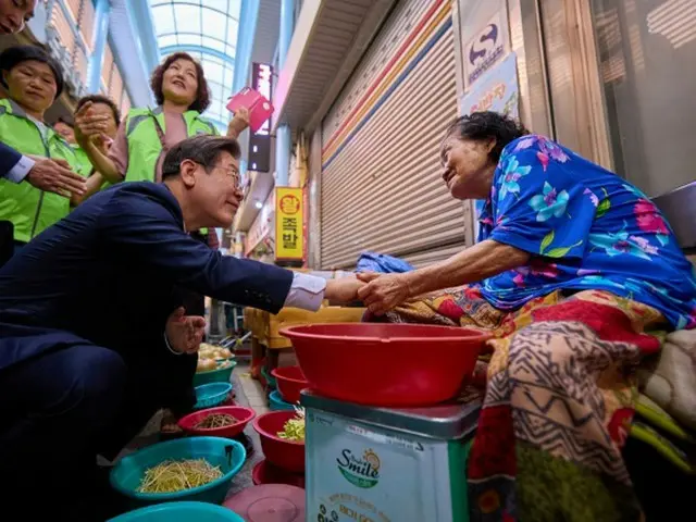 President Lee Jae Myung visits local market again... "It's better because I used the consumption coupon" = South Korea
