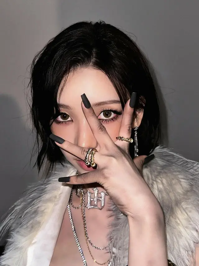 「aespa」KARINA、「体つきも“神”です」…強烈なビジュアルに「しっかりとした腹筋」自慢