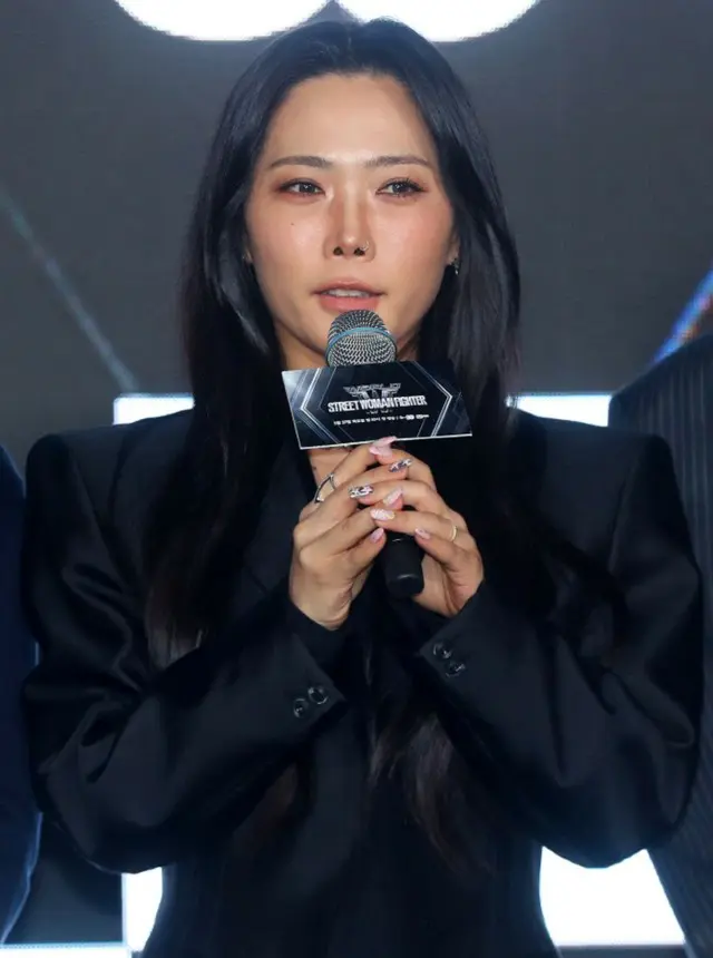 Mnet「WORLD OF STREET WOMAN FIGHTER」（WSWF）のクルー「BUMSUP」のリーダーとして大きな人気を集めるHONEY J。