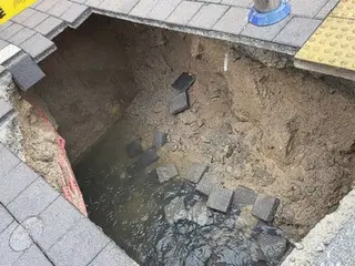 Road collapses on heavy rainy day... Man falls into 2m deep hole in front of his family (South Korea)