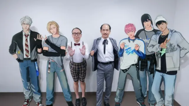 MCを務めたお笑い芸人の「トレンディエンジェル」と記念撮影をした「PLAVE」