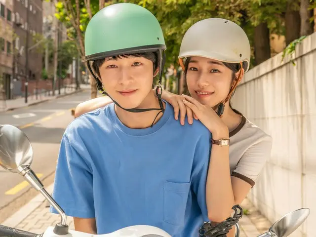 Stills from the movie "Let Me Hear Your Voice" have been released, showing three of Korea's most promising new actors working hard in love and pursuing their dreams!