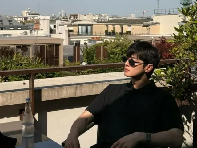 ASTRO's Cha EUN WOO, relaxing in the streets of Paris... Every pose is picturesque