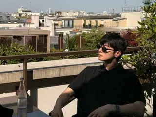 ASTRO's Cha EUN WOO, relaxing in the streets of Paris... Every pose is picturesque