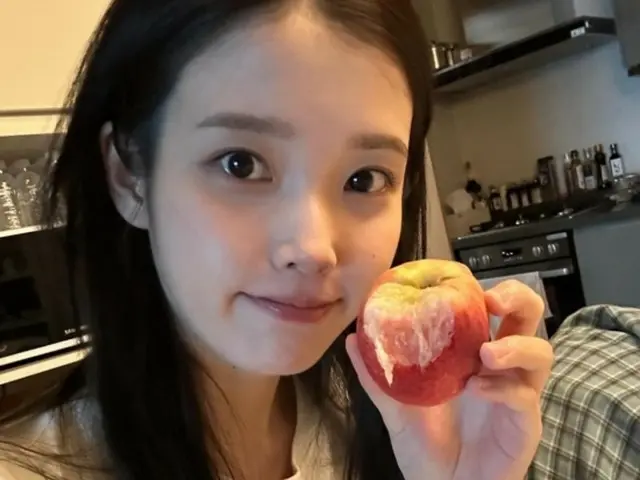 IU, not as a celebrity but as the human Lee Jieun...she's so cute even without makeup!