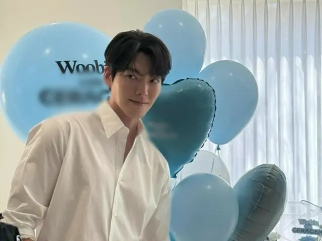 Actor Kim WooBin is known for his casual "dandyism"...his shirt fits amazingly well!