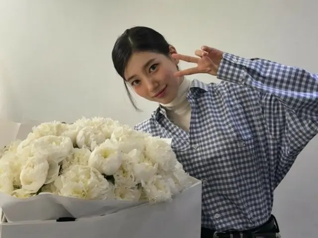 Suzy (Miss A), the legendary "girlfriend shot" is born... She is overwhelmed with cuteness after receiving a huge bouquet of flowers
