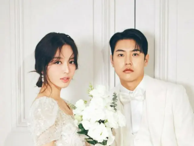 AOA's youngest member Dohwa (Chanmi) gets married while SEOLHYUN and other members celebrate