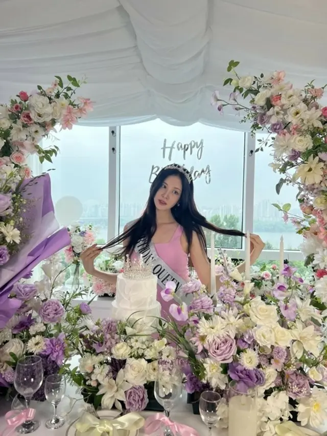 ソヒョン（少女時代）、誕生日を記念した華やかな写真を公開...細い腰でスレンダーの威厳