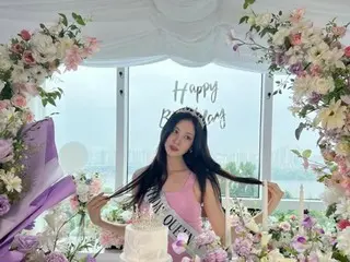 Seohyun (Girls' Generation) releases gorgeous photos to celebrate her birthday...Slender dignity with a slim waist