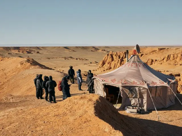 Behind the scenes footage of the film "Harbin" released, featuring Hyun Bin and others taking on the rigors of filming in the desert, on ice, and on snowy plains, a large-scale shoot across three countries