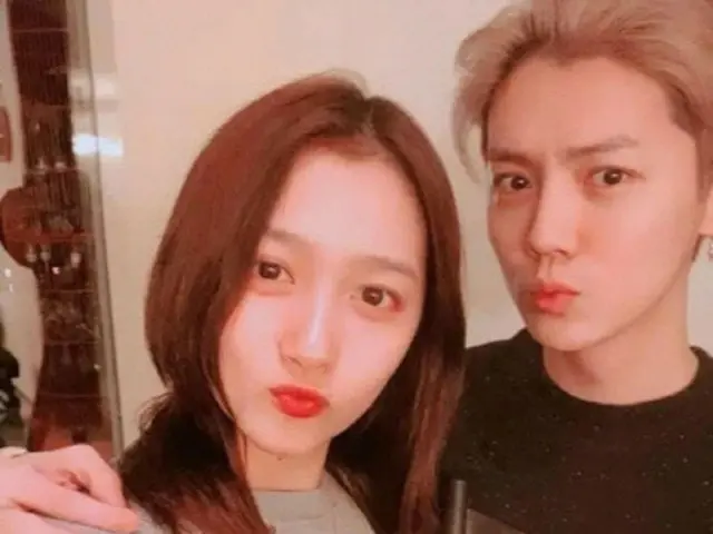 LUHAN (former EXO) & Kuan Xiaotong, was it true that they broke up after 8 years of dating? Looking at the wallpaper on their mobile phones...