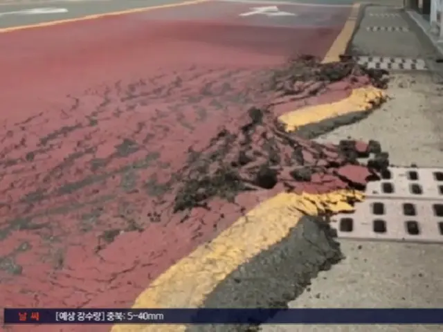 Extreme heat causes asphalt to melt like ice cream and flow into sewer drains (South Korea)