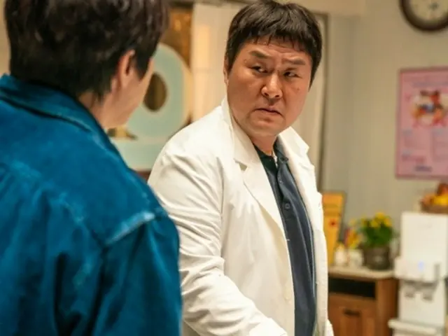 Yoon Kyung Ho plays a key role as Cho Jung Seok's assistant in the movie "My Daughter Became a Zombie"