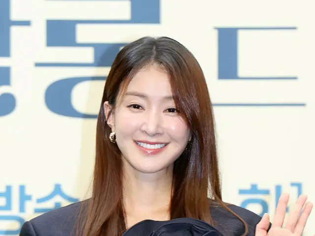 Lee Si Young is pregnant with her second child using her ex-husband's frozen embryos. Opinions are split between "Congratulations" and "Selfish"... Ex-husband says he will "fulfill his responsibilities"